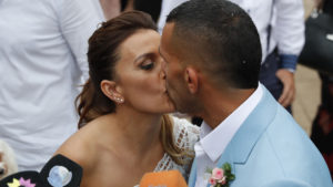 BAS02. BUENOS AIRES (ARGENTINA). 22/12/2016 (EFE).- El futbolista del equipo argentino de fútbol Boca Juniors Carlos Tévez (d) besa a Vanesa Mansilla con quien contrajo matrimonio en una ceremonia civil hoy, jueves 22 de diciembre de 2016, en la localidad de San Isidro, provincia de Buenos Aires. La boda de Tevez y Mansilla se extenderá por cuatro días y continuará ahora en la ciudad uruguaya de Carmelo con 260 invitados. EFE/David Fernández